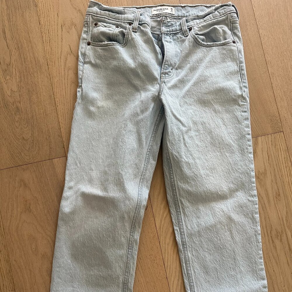 Abercrombie & Fitch - Mid Rise 90s Straight Jean - Light - 28 Short